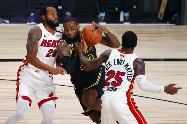 双引擎发力4-1大胜狼队，曼联升至第6：阿莫林终于是露出笑容（双核齐开火，曼联4-1击退狼队升至第6，阿莫林终于露笑）