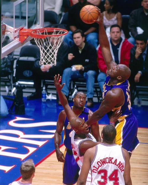 考辛斯：卢自称球员型教练，但我和隆多沃尔保罗都被他冷暴力（考辛斯：卢自诩球员教练，却对我与隆多、沃尔、保罗冷处理）