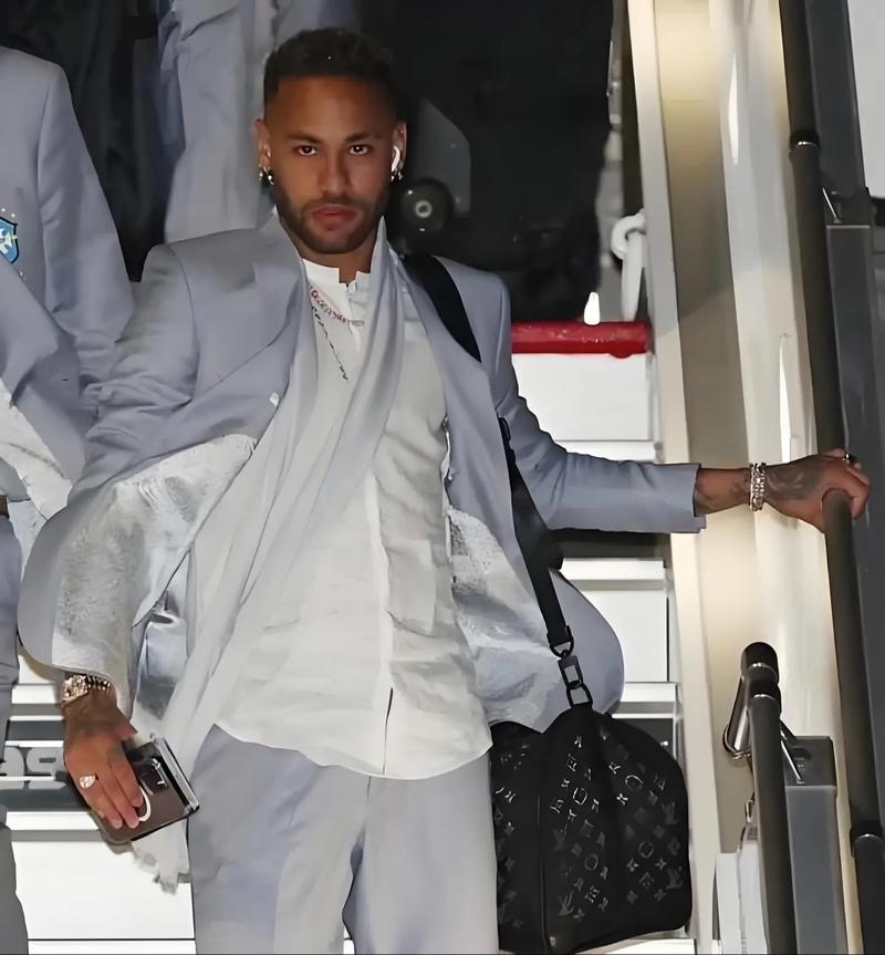 足球中超前锋获月最佳，进球效率惊人（中超锋霸当选月度最佳，破门效率爆表）